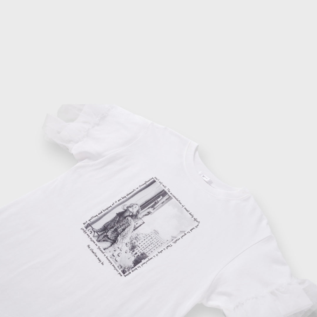 เสื้อยืดแขนระบาย Photo Print Tee หวานนิด เท่หน่อย ใส่ง่ายทุกวัน