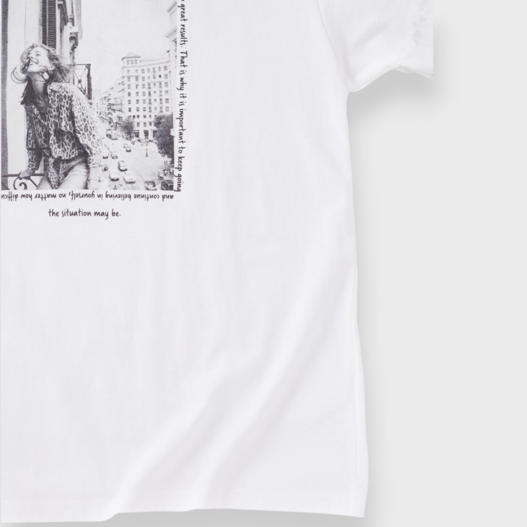 เสื้อยืดแขนระบาย Photo Print Tee หวานนิด เท่หน่อย ใส่ง่ายทุกวัน