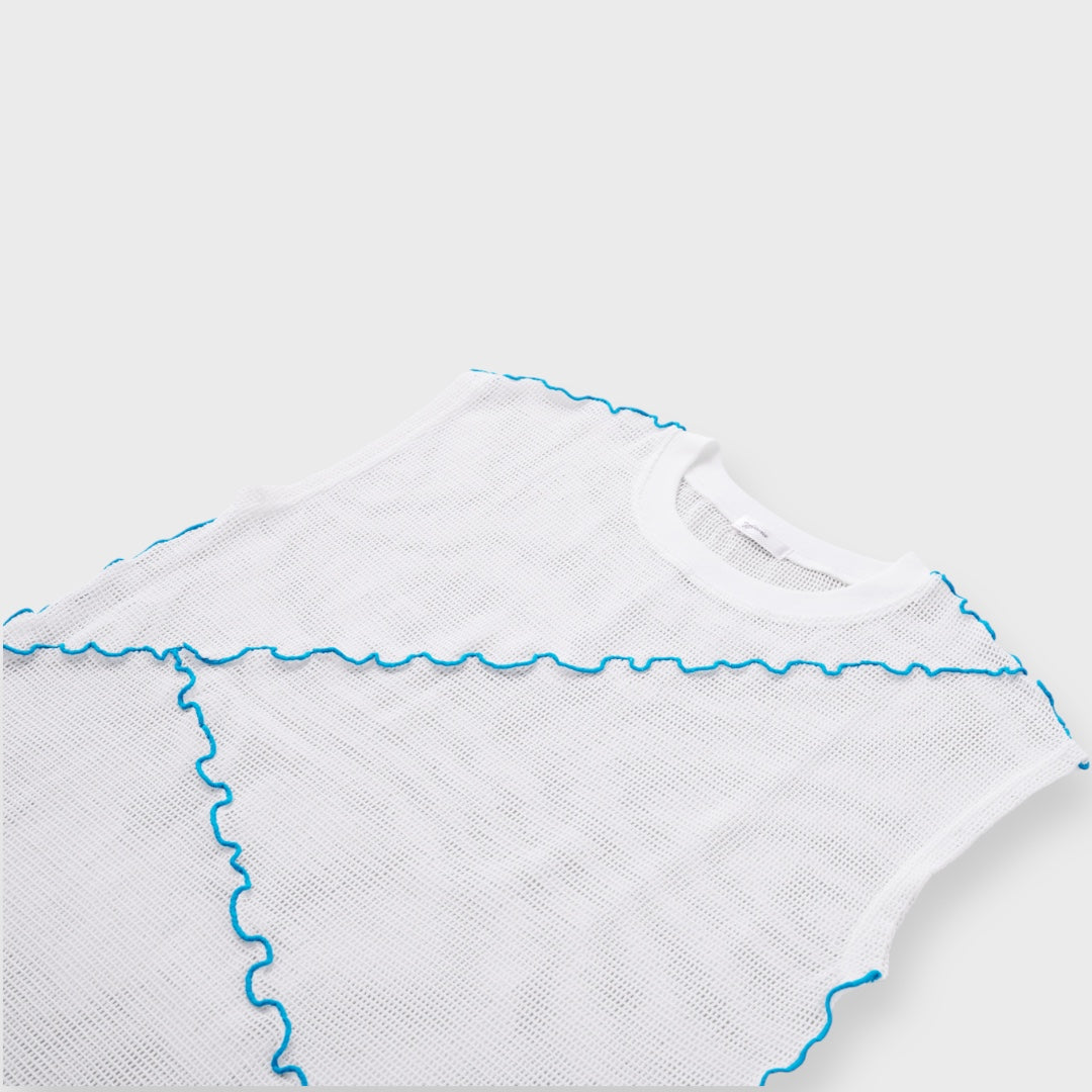 เสื้อแขนกุดผ้าตาข่าย เดินเส้นหยักสีตัด – เรียบแต่มีจังหวะ