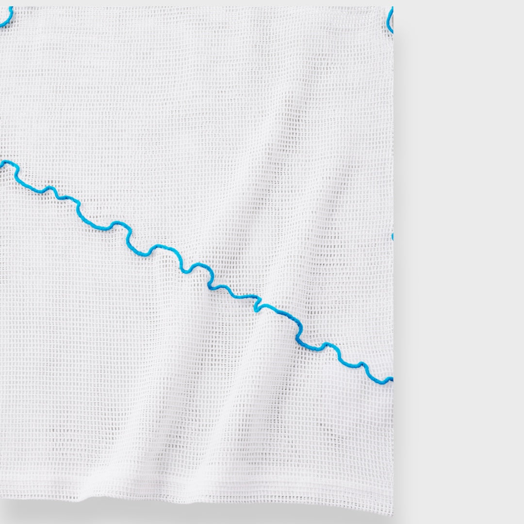 เสื้อแขนกุดผ้าตาข่าย เดินเส้นหยักสีตัด – เรียบแต่มีจังหวะ