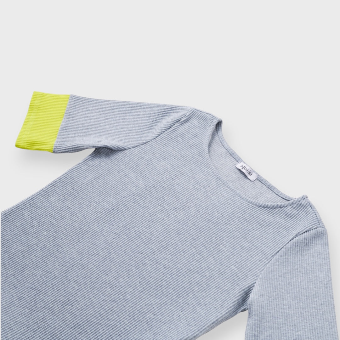 เสื้อยืดผ้าร่องแขนสั้น ดีเทลขอบแขนสีตัด ใส่สบาย ลุคเรียบแต่แอบมีลูกเล่น