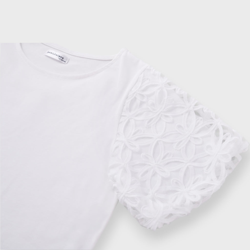 เสื้อยืดแขนลูกไม้ดอกไม้ – เรียบๆ แต่แขนโดดเด่น