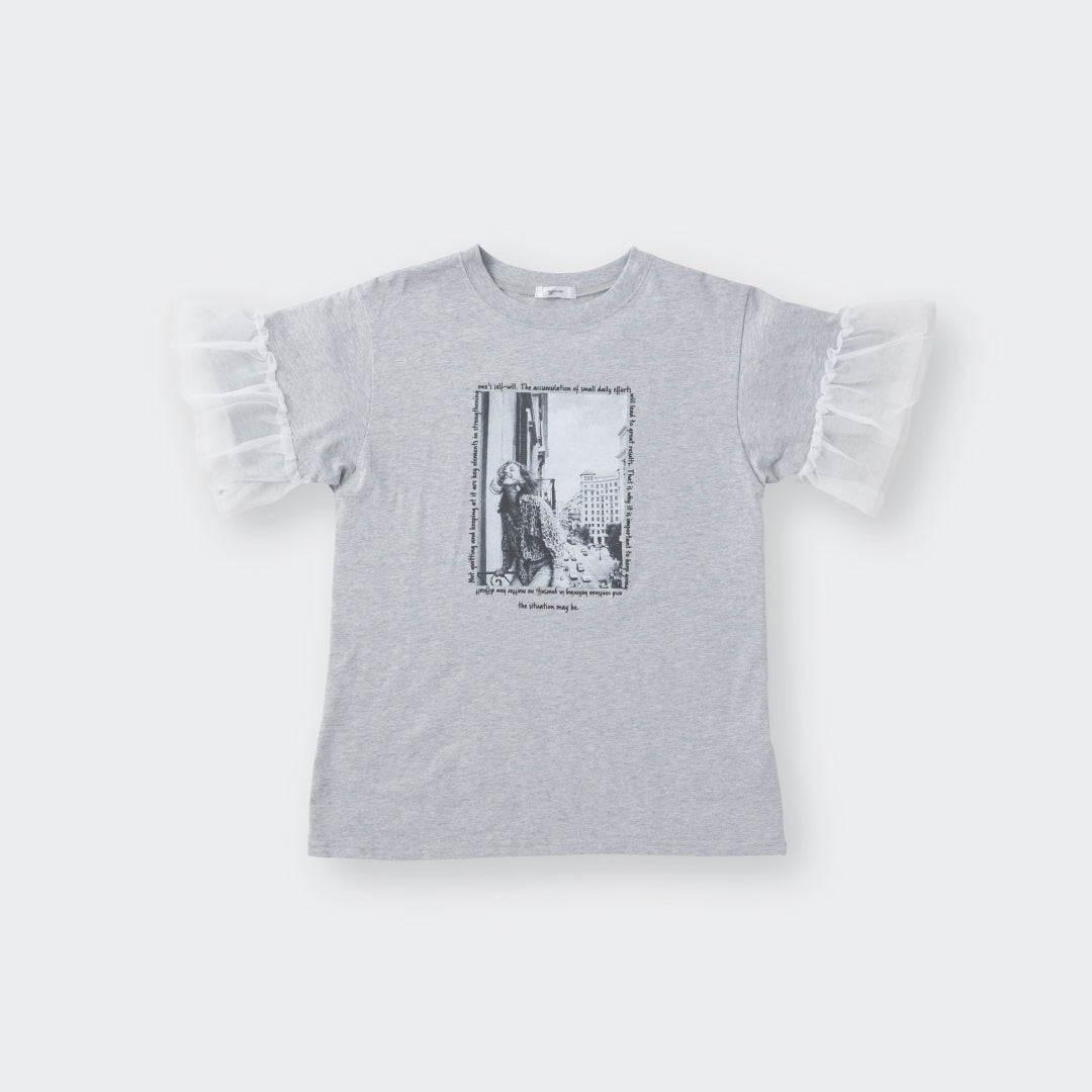 เสื้อยืดแขนระบาย Photo Print Tee หวานนิด เท่หน่อย ใส่ง่ายทุกวัน