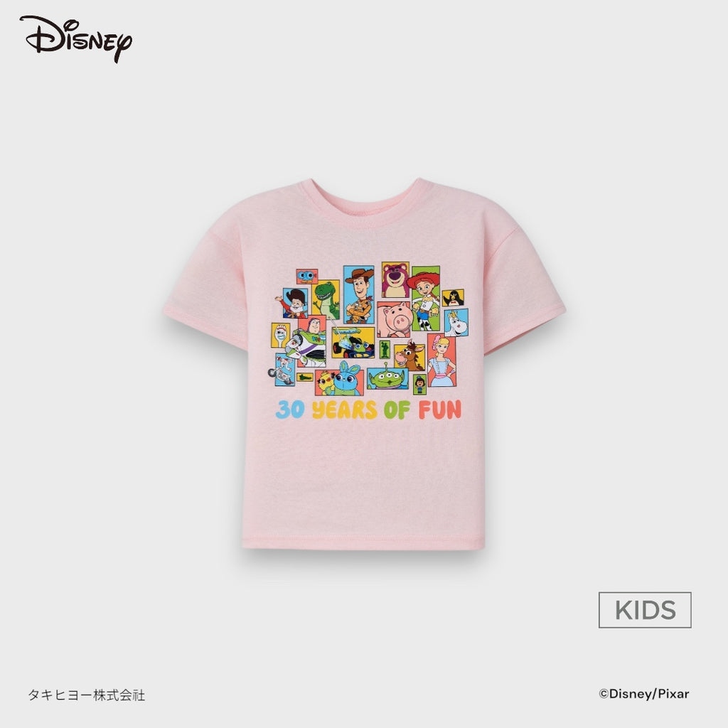 Kids (Size 130-150) เสื้อยืดเด็กสีครีม 30 Years of Fun รวมแก๊งของเล่นสุดป่วน ใส่แล้วความสนุกพุ่ง!