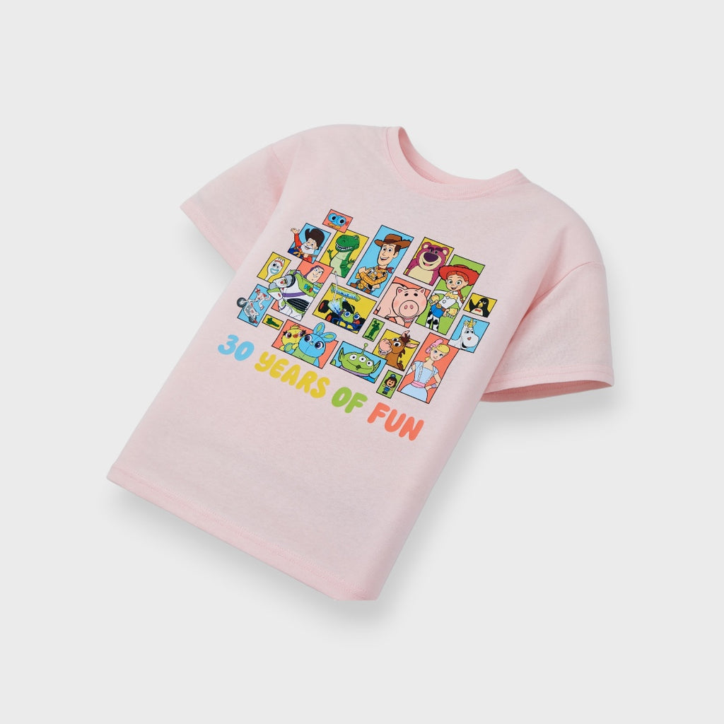 Kids (Size 130-150) เสื้อยืดเด็กสีครีม 30 Years of Fun รวมแก๊งของเล่นสุดป่วน ใส่แล้วความสนุกพุ่ง!