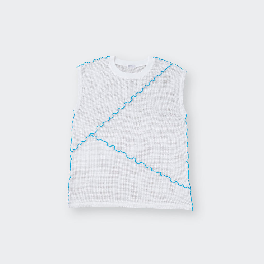 เสื้อแขนกุดผ้าตาข่าย เดินเส้นหยักสีตัด – เรียบแต่มีจังหวะ