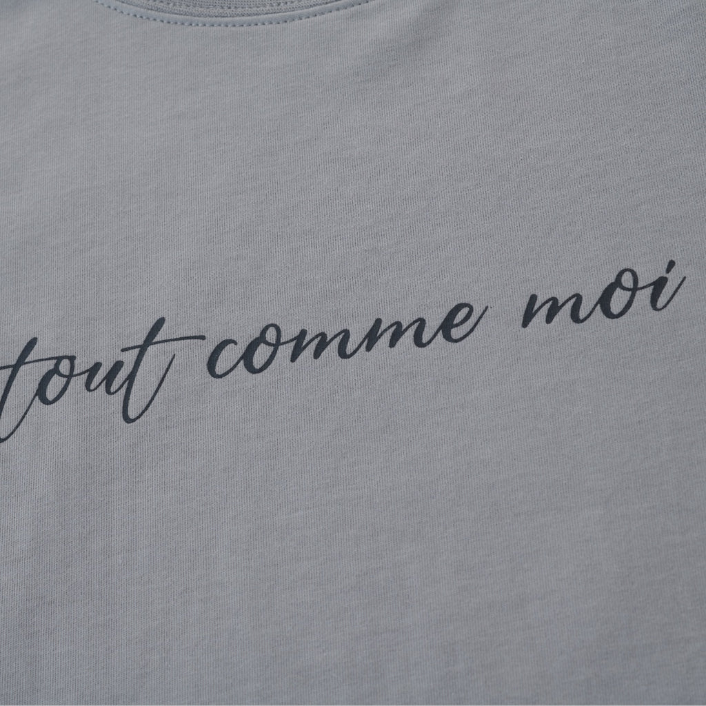 เสื้อยืด “tout comme moi” – เสื้อลายมินิมอล ใส่แล้วดูดีเหมือนกันเป๊ะ!