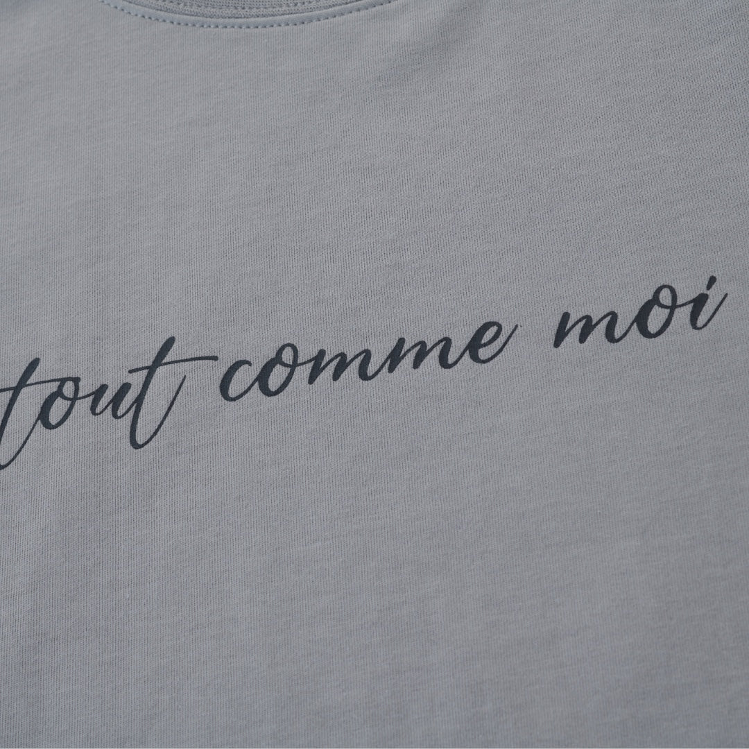 เสื้อยืด “tout comme moi” – เสื้อลายมินิมอล ใส่แล้วดูดีเหมือนกันเป๊ะ!