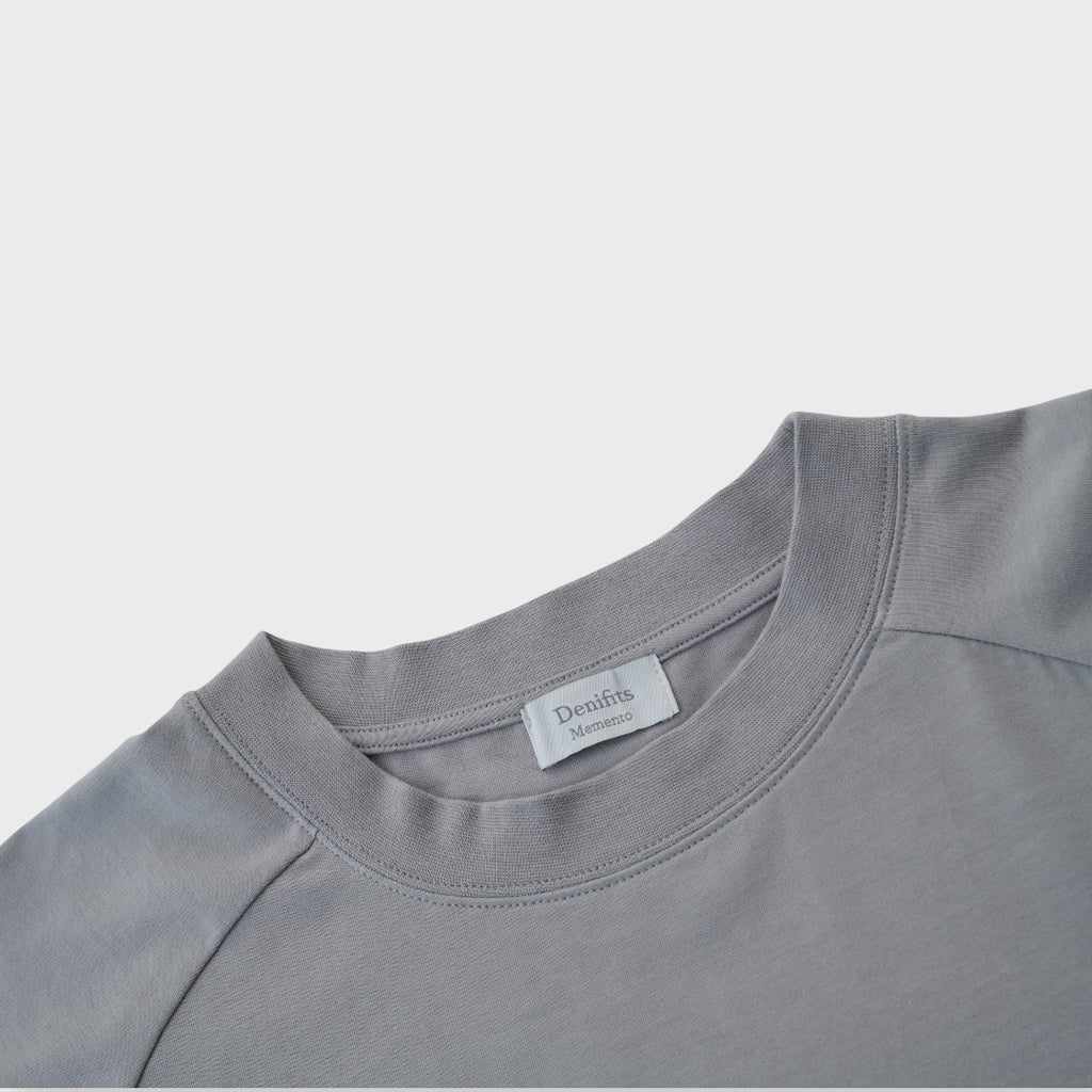 เสื้อยืด “tout comme moi” – เสื้อลายมินิมอล ใส่แล้วดูดีเหมือนกันเป๊ะ!