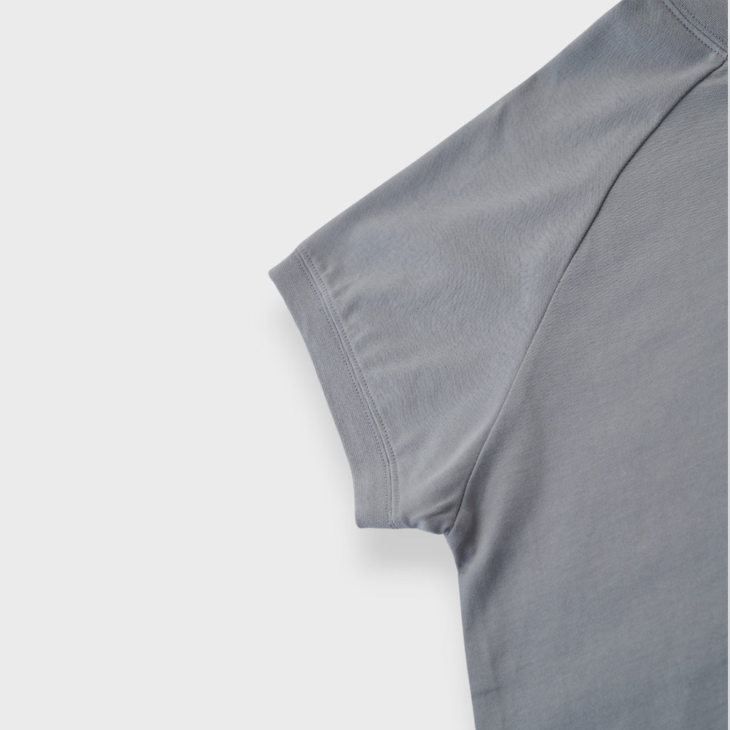 เสื้อยืด “tout comme moi” – เสื้อลายมินิมอล ใส่แล้วดูดีเหมือนกันเป๊ะ!