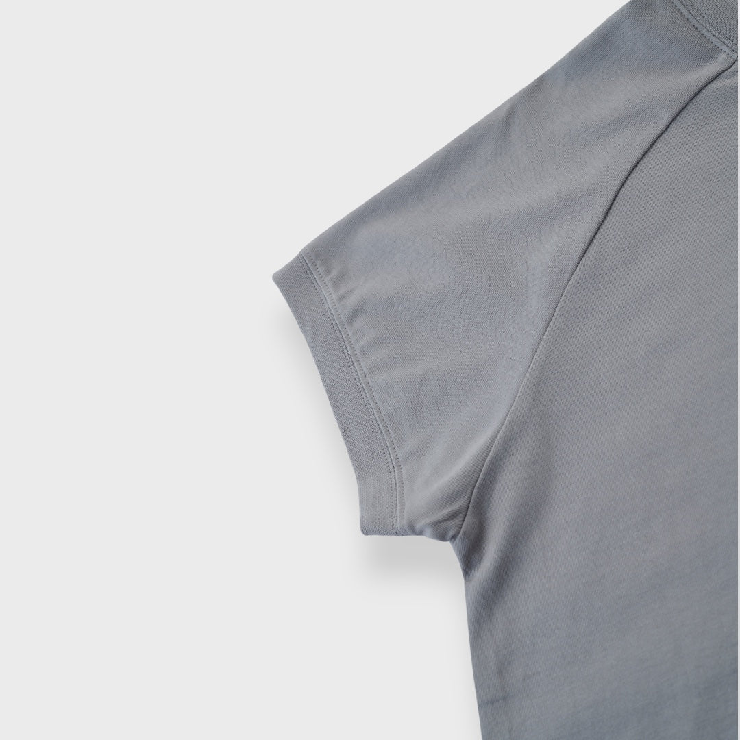 เสื้อยืด “tout comme moi” – เสื้อลายมินิมอล ใส่แล้วดูดีเหมือนกันเป๊ะ!