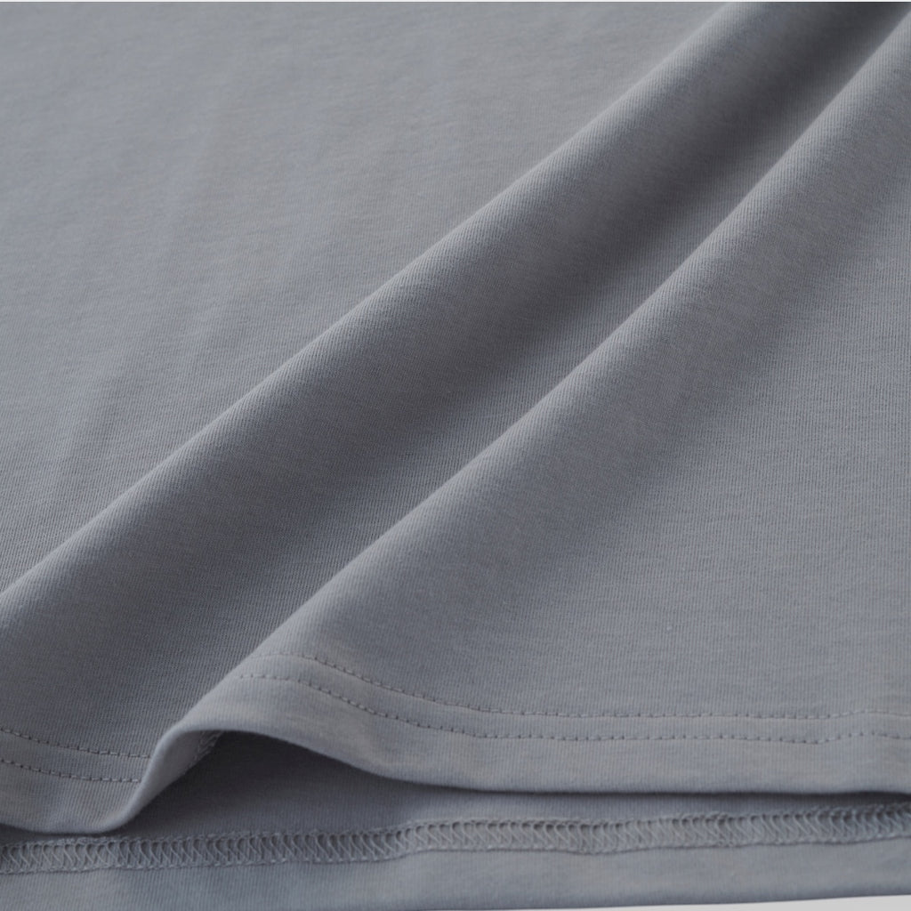 เสื้อยืด “tout comme moi” – เสื้อลายมินิมอล ใส่แล้วดูดีเหมือนกันเป๊ะ!