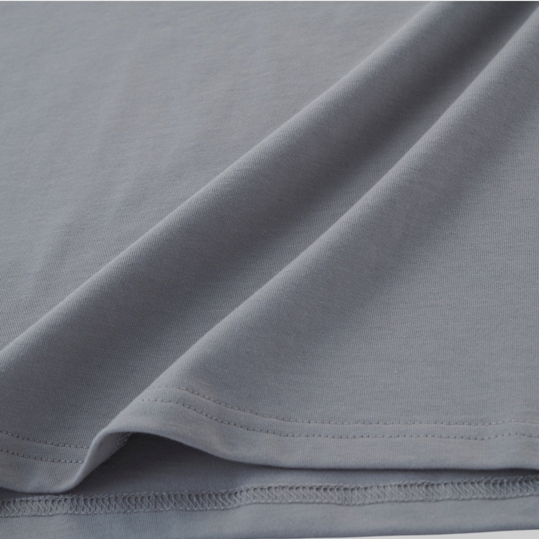 เสื้อยืด “tout comme moi” – เสื้อลายมินิมอล ใส่แล้วดูดีเหมือนกันเป๊ะ!