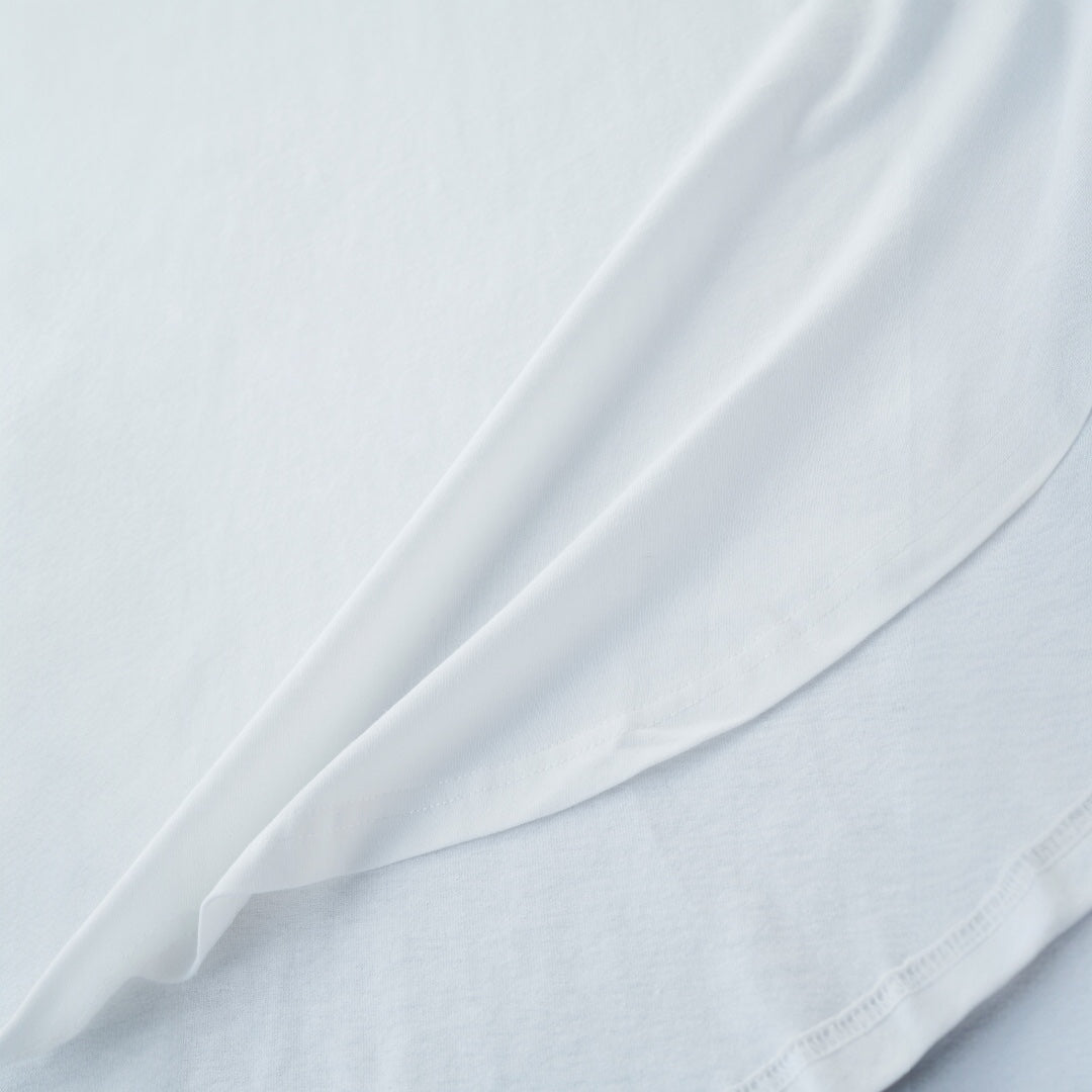 เสื้อยืดชายโค้ง “นุ่มลื่นใส่ปุ๊บดูดีปั๊บ” – มินิมอลเท่ๆ สายชิลต้องมี