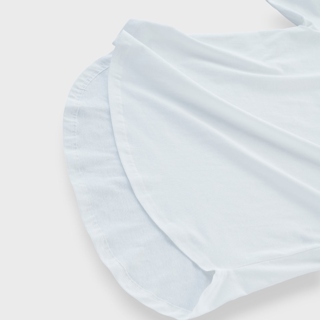 เสื้อยืดชายโค้ง “AGRÉABLE” ลุคมินิมอลญี่ปุ่น