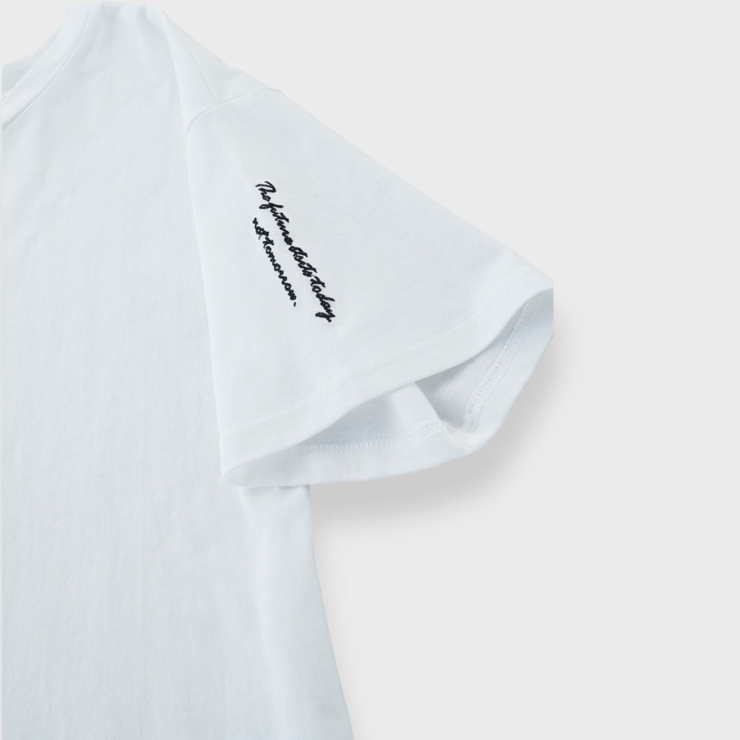 “เสื้อยืดลายปักแขนสุดคลีน — เรียบ เท่ สุภาพ แต่ความคูลเต็ม 100”