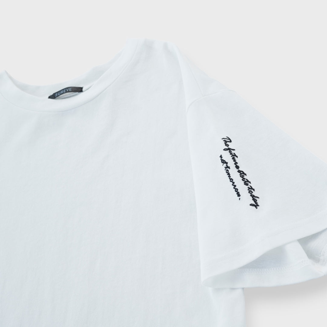 “เสื้อยืดลายปักแขนสุดคลีน — เรียบ เท่ สุภาพ แต่ความคูลเต็ม 100”