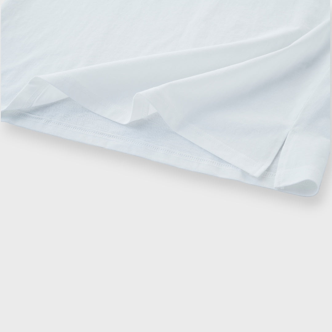 “เสื้อยืดลายปักแขนสุดคลีน — เรียบ เท่ สุภาพ แต่ความคูลเต็ม 100”