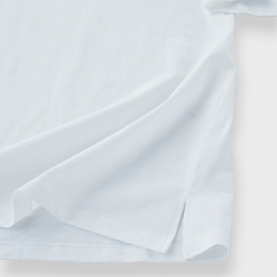 “เสื้อยืดลายปักแขนสุดคลีน — เรียบ เท่ สุภาพ แต่ความคูลเต็ม 100”