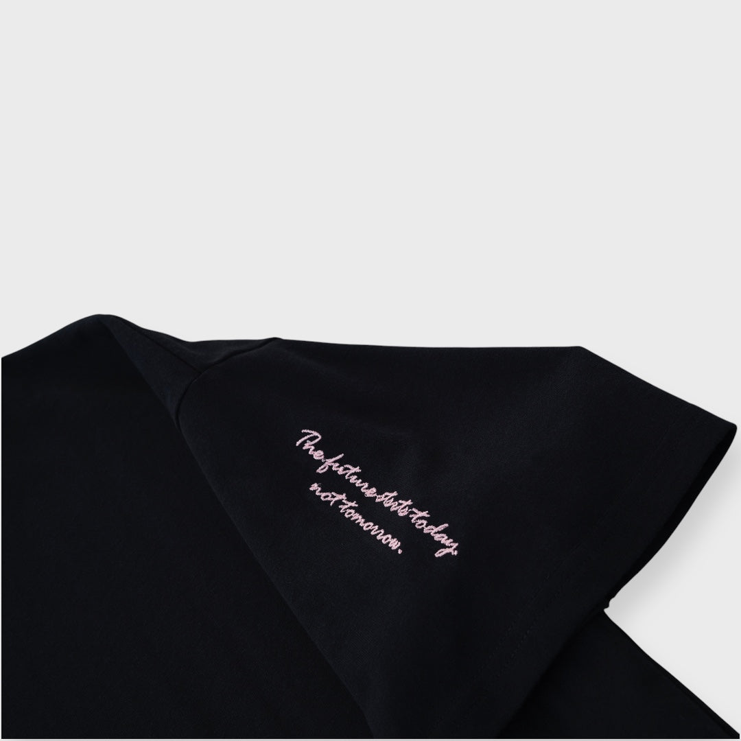 “เสื้อยืดลายปักแขนสุดคลีน — เรียบ เท่ สุภาพ แต่ความคูลเต็ม 100”