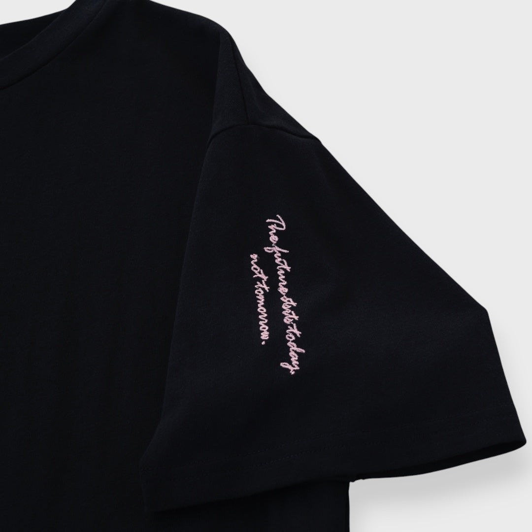 “เสื้อยืดลายปักแขนสุดคลีน — เรียบ เท่ สุภาพ แต่ความคูลเต็ม 100”