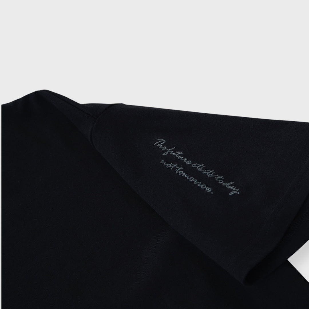 “เสื้อยืดลายปักแขนสุดคลีน — เรียบ เท่ สุภาพ แต่ความคูลเต็ม 100”