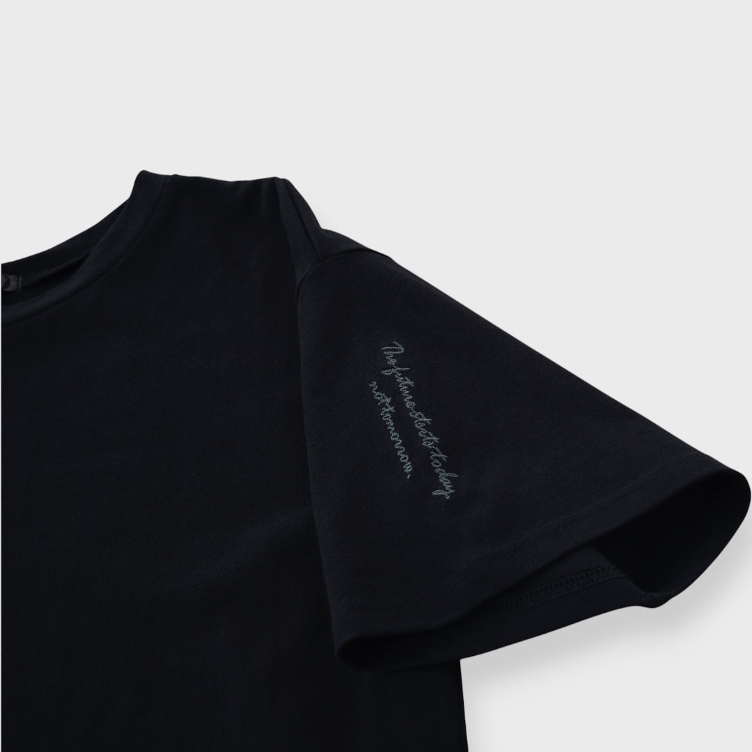 “เสื้อยืดลายปักแขนสุดคลีน — เรียบ เท่ สุภาพ แต่ความคูลเต็ม 100”