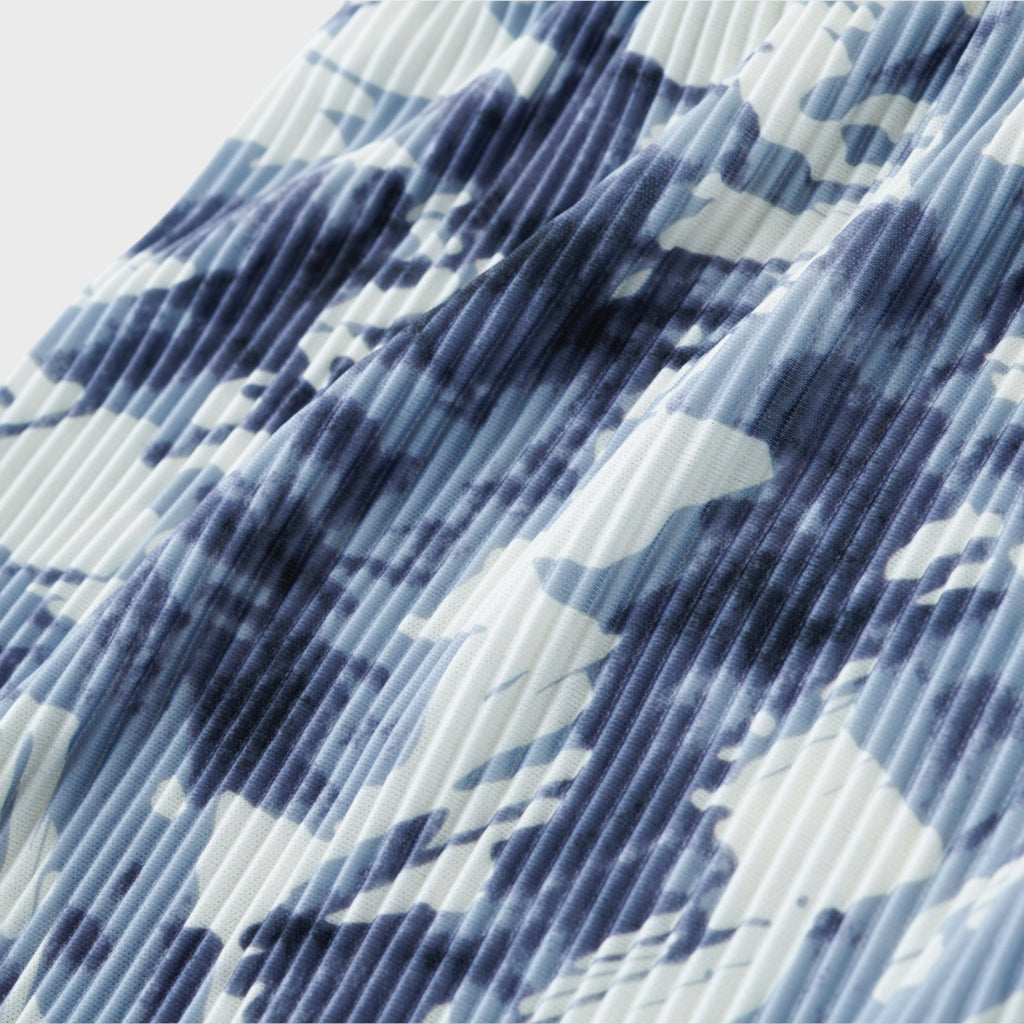 กางเกงอัดพลีทลายคราม – รุ่น “เท่ชิลแบบศิลปินเดินคาเฟ่”