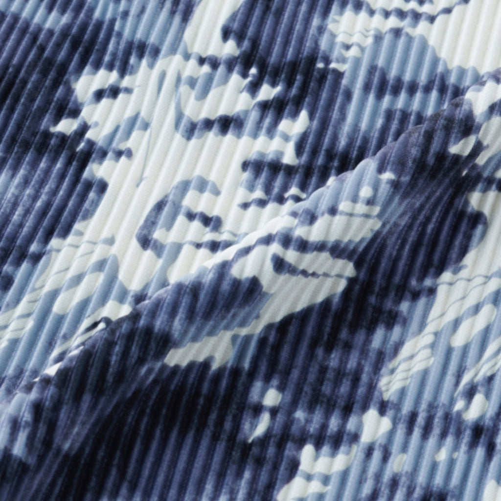 กางเกงอัดพลีทลายคราม – รุ่น “เท่ชิลแบบศิลปินเดินคาเฟ่”