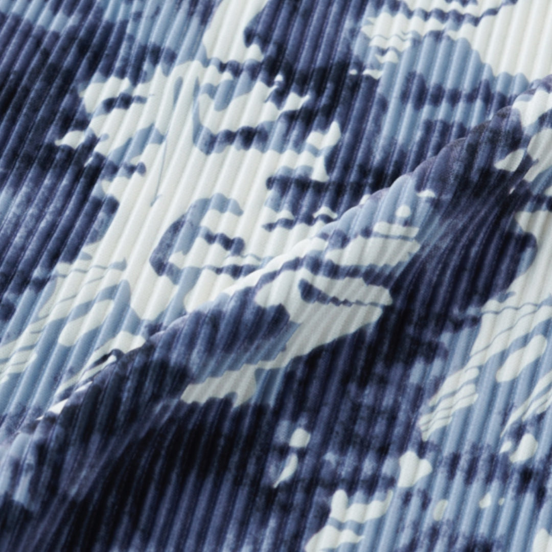 กางเกงอัดพลีทลายคราม – รุ่น “เท่ชิลแบบศิลปินเดินคาเฟ่”