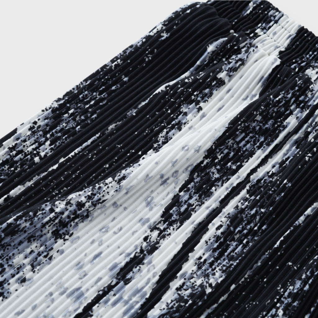 กางเกงอัดพลีทลายกราฟิก “สวมปุ๊บ…สไตล์พุ่งปั๊บ!”