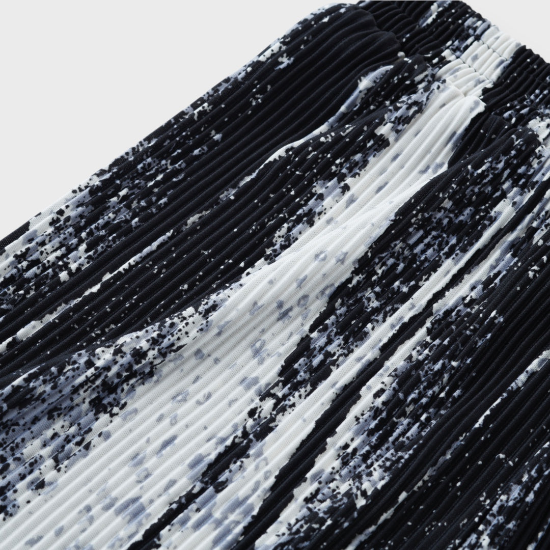 กางเกงอัดพลีทลายกราฟิก “สวมปุ๊บ…สไตล์พุ่งปั๊บ!”