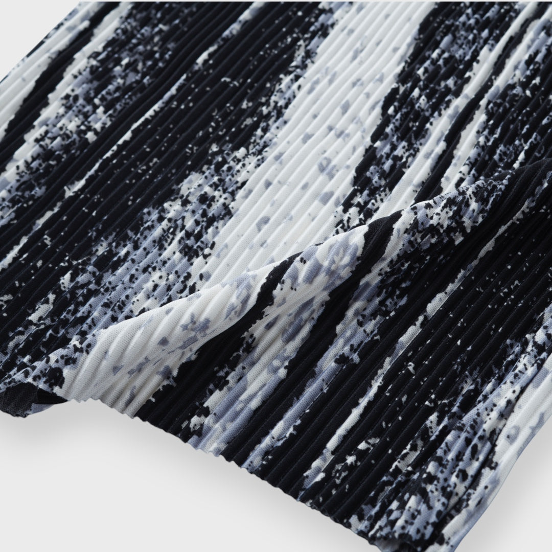 กางเกงอัดพลีทลายกราฟิก “สวมปุ๊บ…สไตล์พุ่งปั๊บ!”