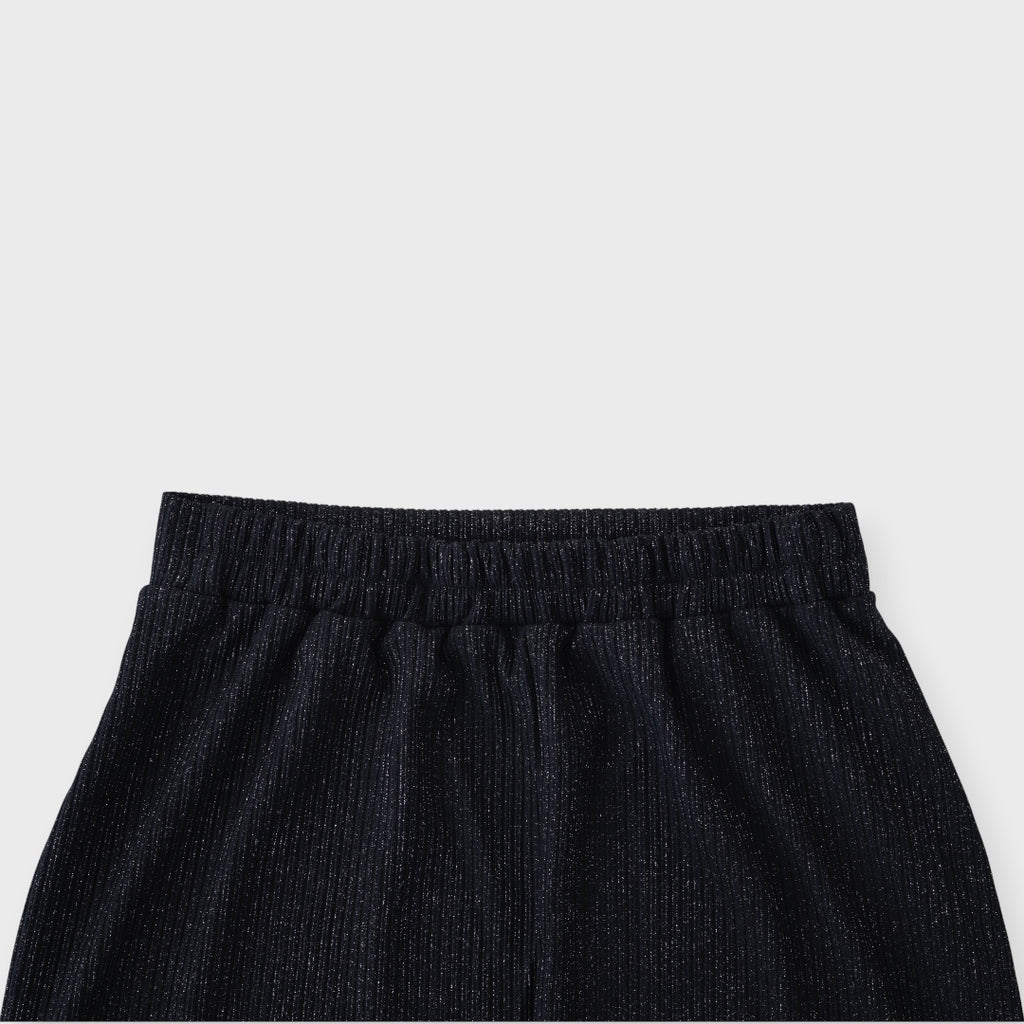 Black slit skirt “Smooth and perfect in every pose”