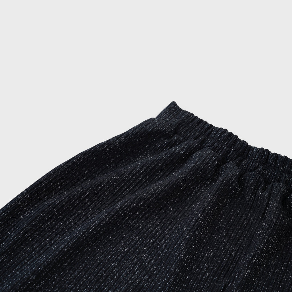 Black slit skirt “Smooth and perfect in every pose”