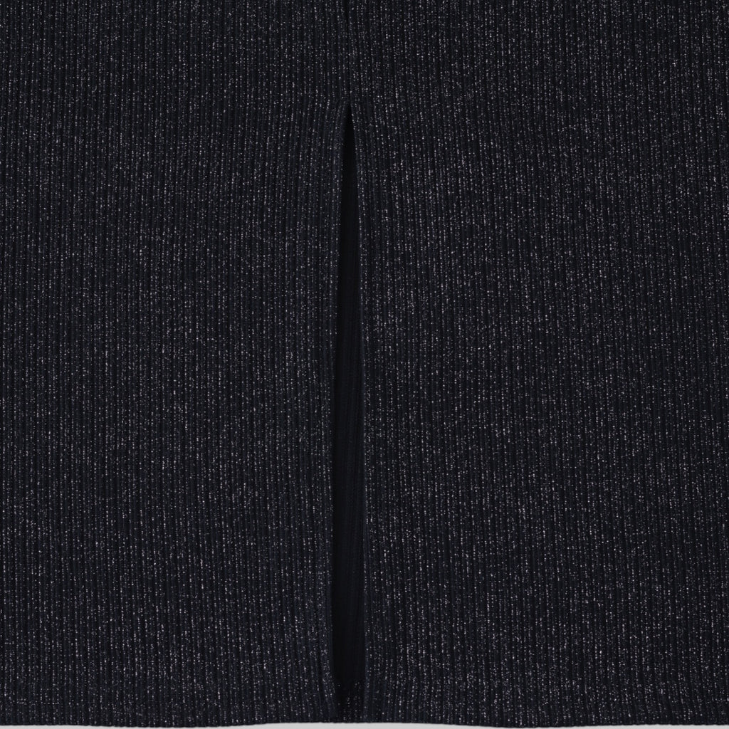 Black slit skirt “Smooth and perfect in every pose”