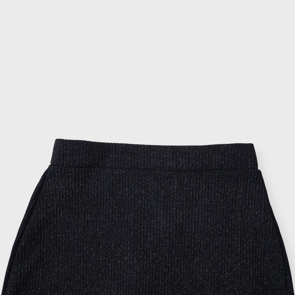 Black slit skirt “Smooth and perfect in every pose”