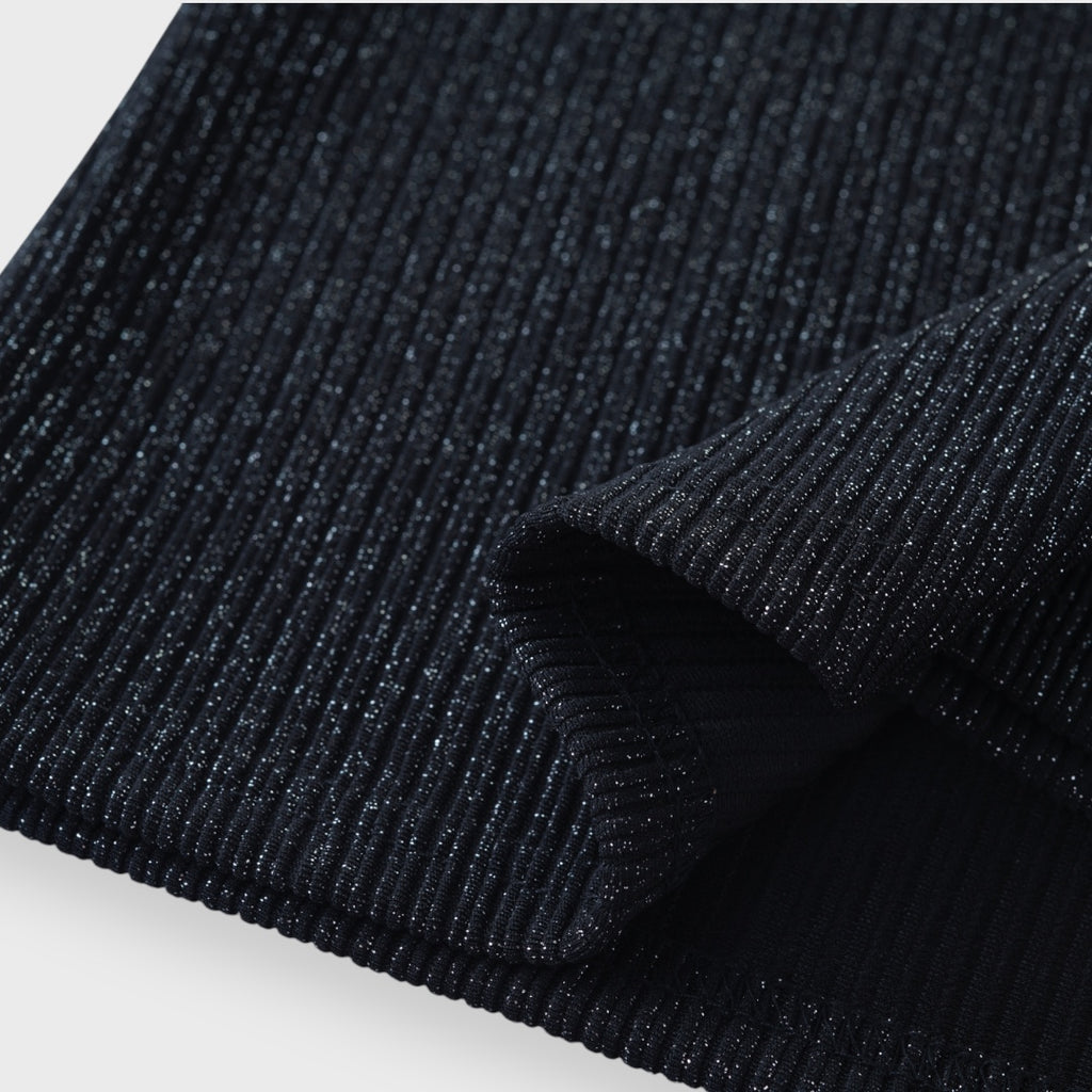 Black slit skirt “Smooth and perfect in every pose”