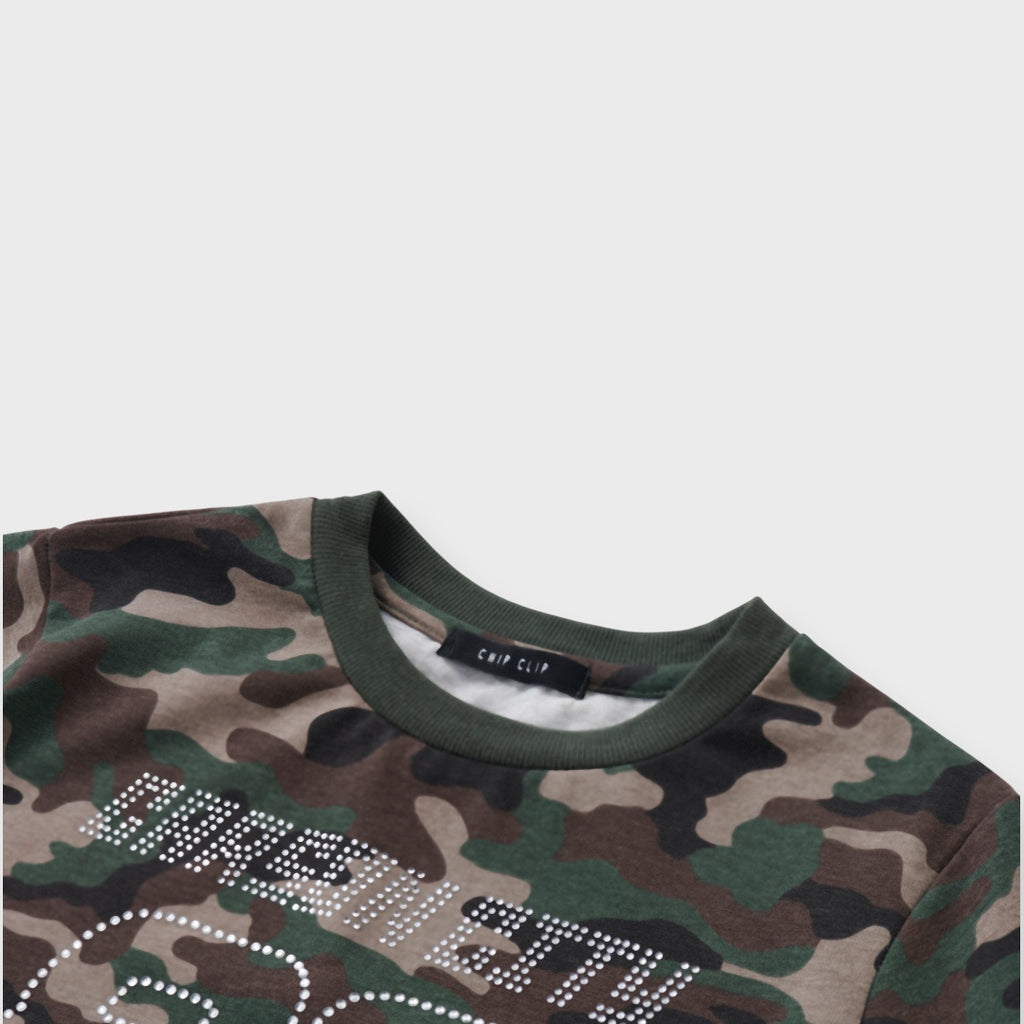 เสื้อครอปลายพรางสายสตรีท คูลแบบไม่ต้องพูดเยอะ