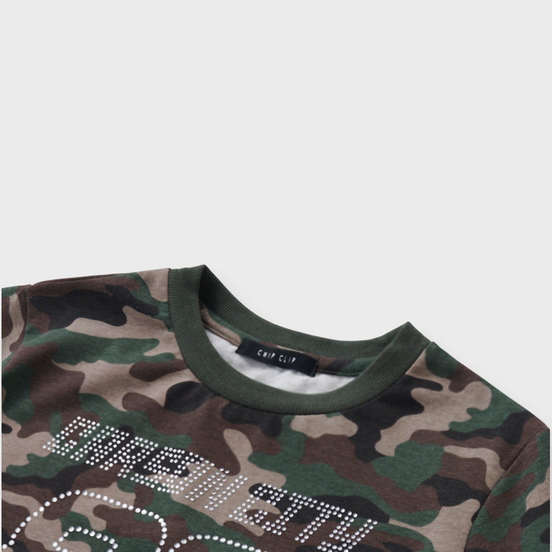 เสื้อครอปลายพรางสายสตรีท คูลแบบไม่ต้องพูดเยอะ