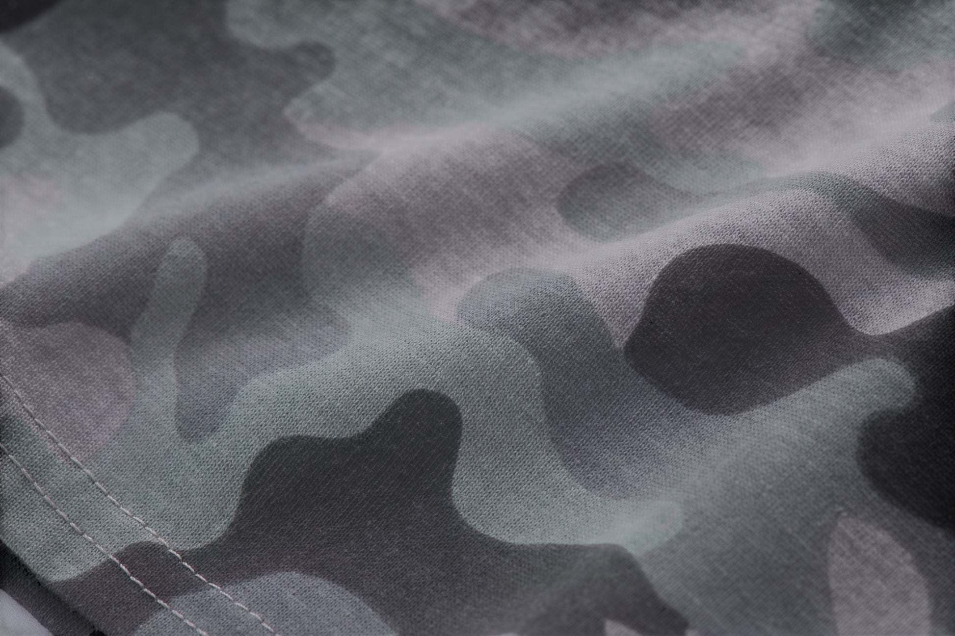 เสื้อยืดลายพรางสุดเฟียซ วิบวับแบบไม่ต้องพึ่งสปอตไลท์