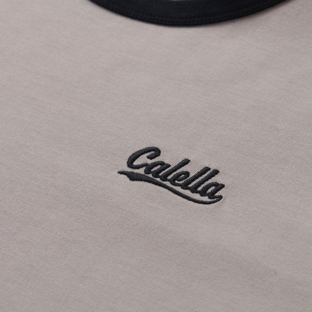 เสื้อยืด “Calella Cool Girl Tee” – ลุคเท่แบบคลาสสิก แต่ความเผ็ชยังเหมือนเดิม