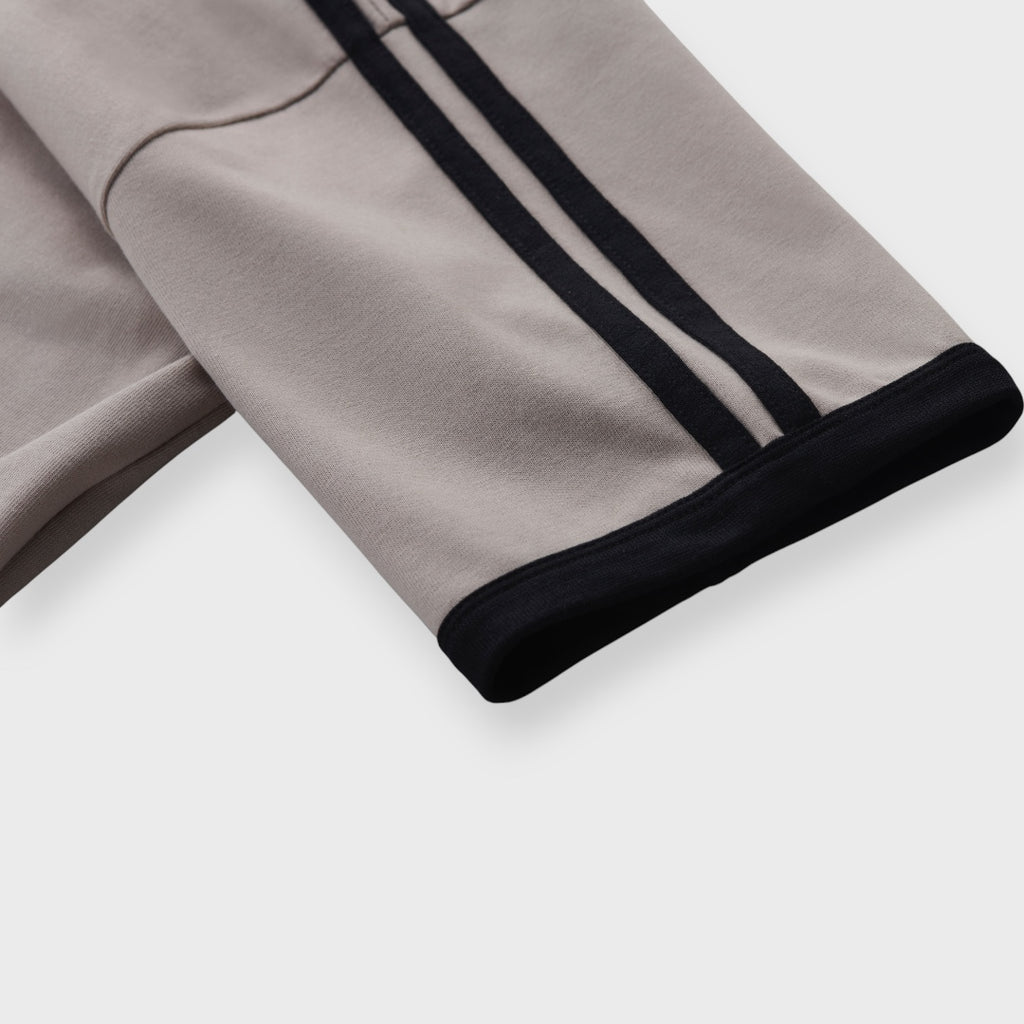 เสื้อยืด “Calella Cool Girl Tee” – ลุคเท่แบบคลาสสิก แต่ความเผ็ชยังเหมือนเดิม