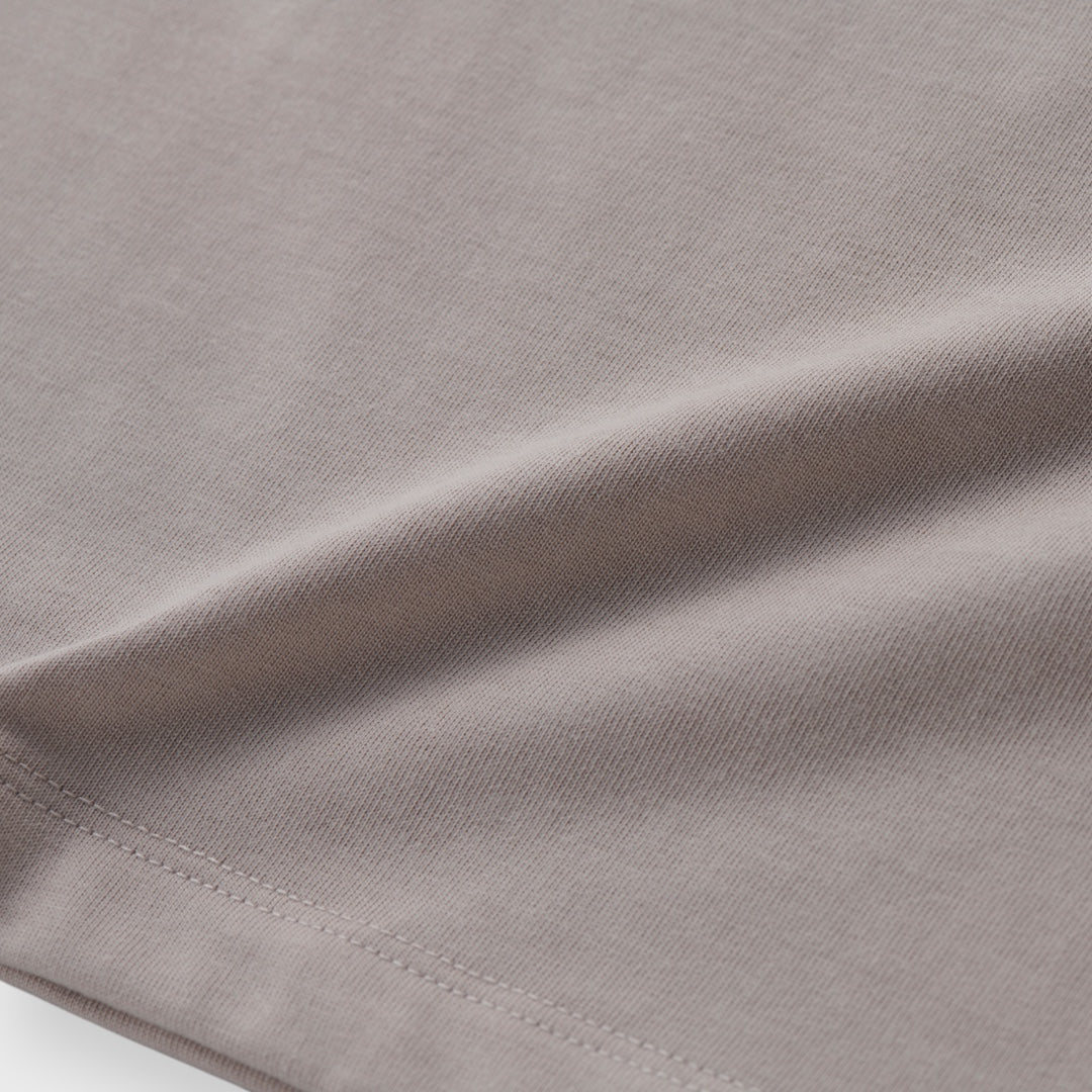 เสื้อยืด “Calella Cool Girl Tee” – ลุคเท่แบบคลาสสิก แต่ความเผ็ชยังเหมือนเดิม