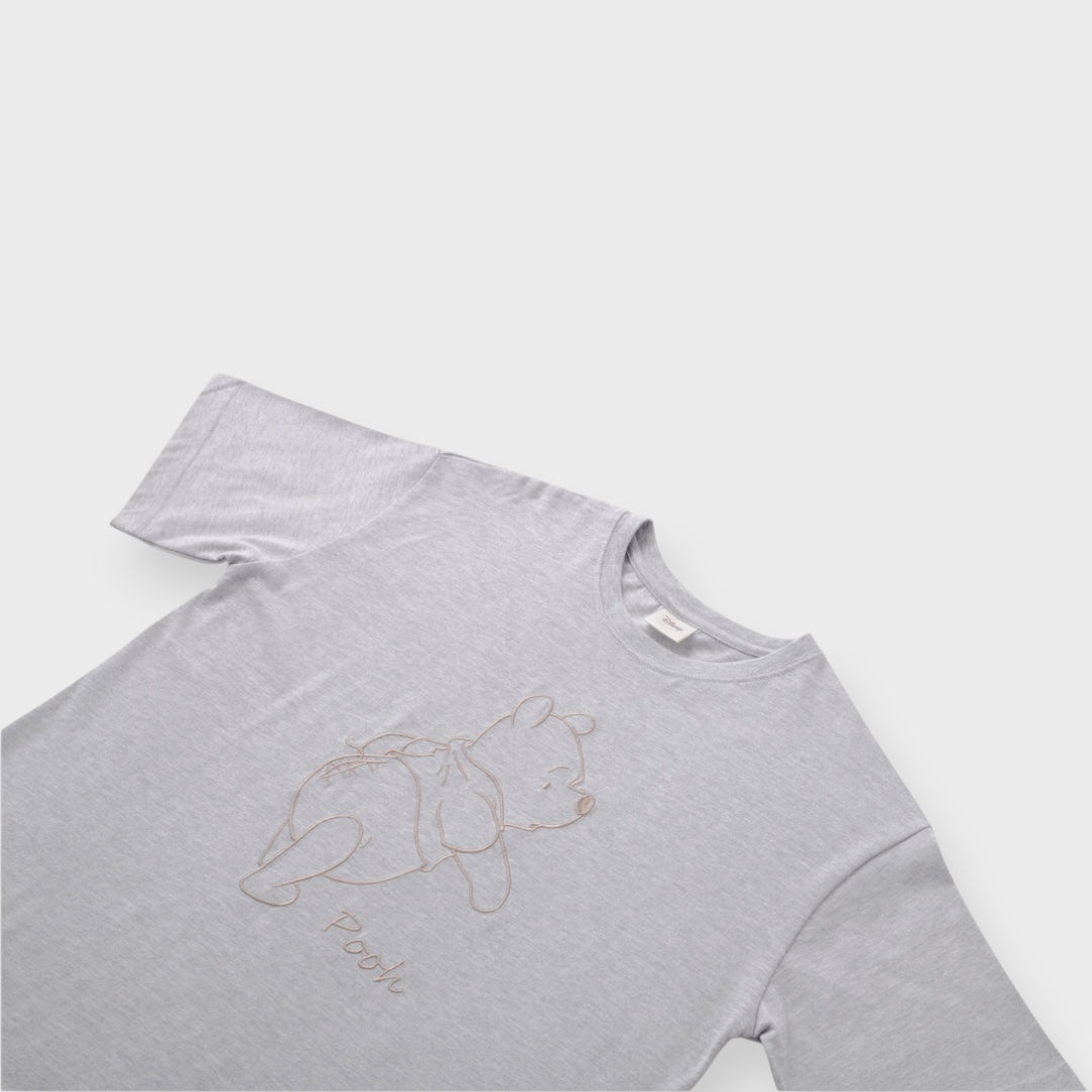 เสื้อยืดหมีพูห์ Pooh ลายเส้นอบอุ่น – น่ารักแบบสุขุมใส่ได้ทุกวัน