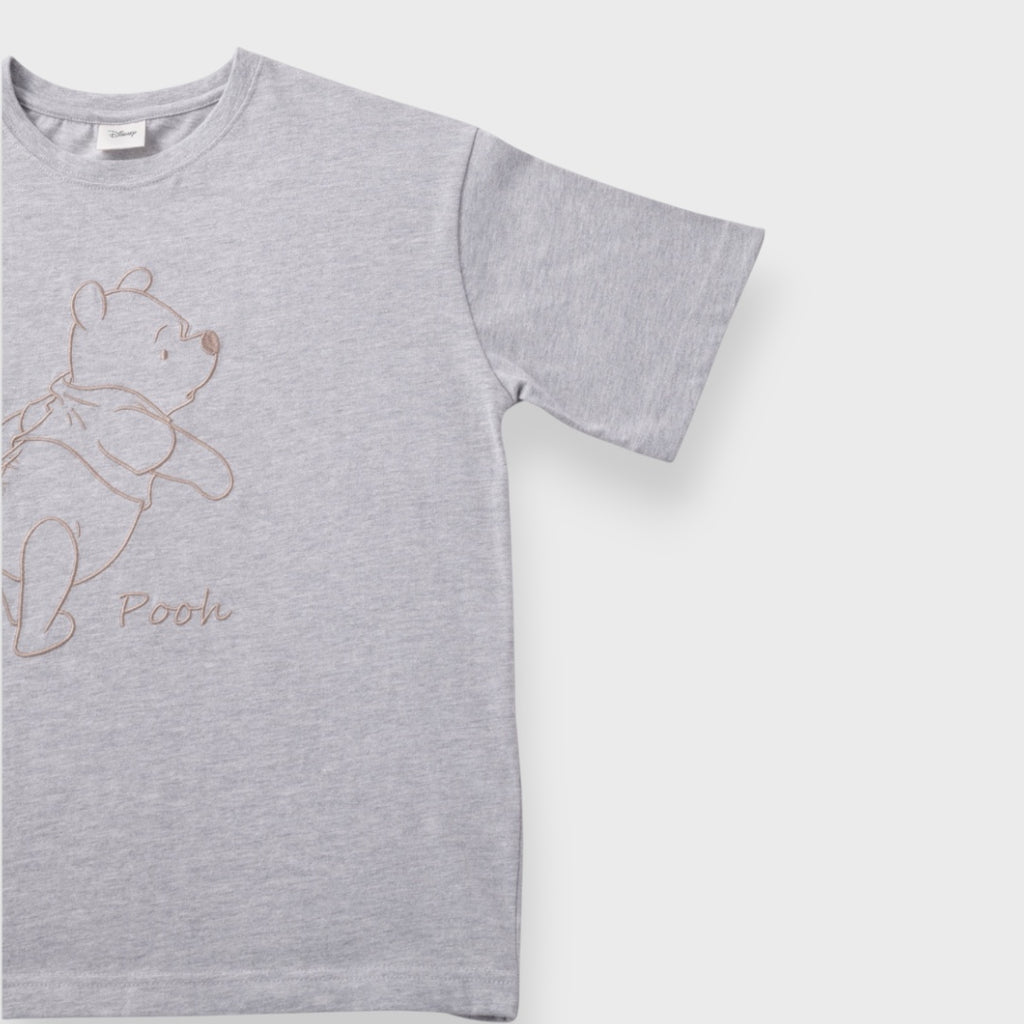 เสื้อยืดหมีพูห์ Pooh ลายเส้นอบอุ่น – น่ารักแบบสุขุมใส่ได้ทุกวัน