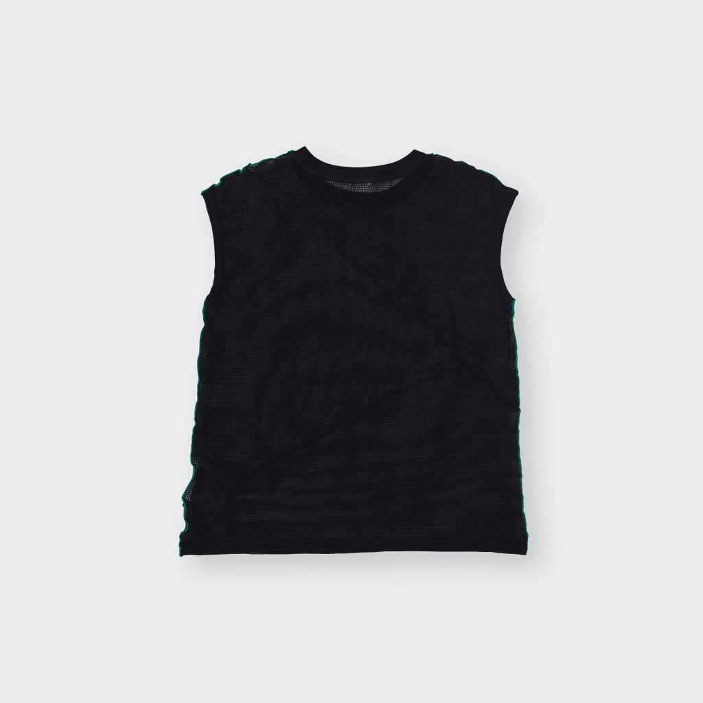 เสื้อแขนกุดผ้าตาข่าย เดินเส้นหยักสีตัด – เรียบแต่มีจังหวะ