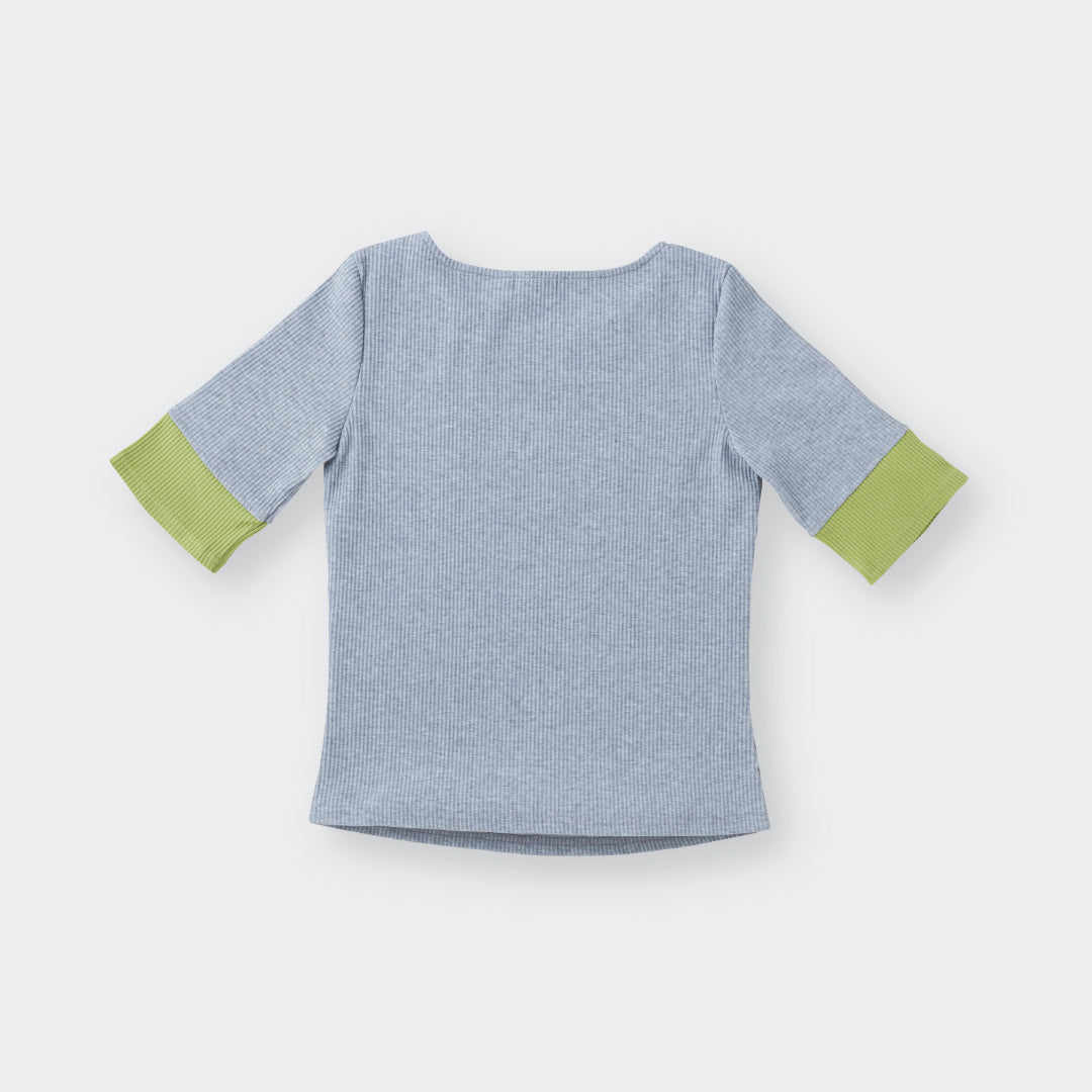 เสื้อยืดผ้าร่องแขนสั้น ดีเทลขอบแขนสีตัด ใส่สบาย ลุคเรียบแต่แอบมีลูกเล่น