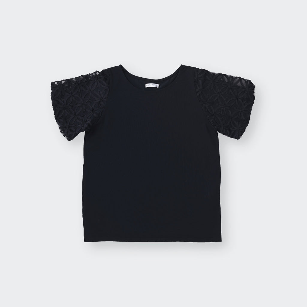 เสื้อยืดแขนลูกไม้ดอกไม้ – เรียบๆ แต่แขนโดดเด่น