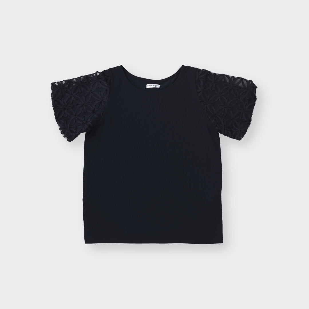 เสื้อยืดแขนลูกไม้ดอกไม้ – เรียบๆ แต่แขนโดดเด่น